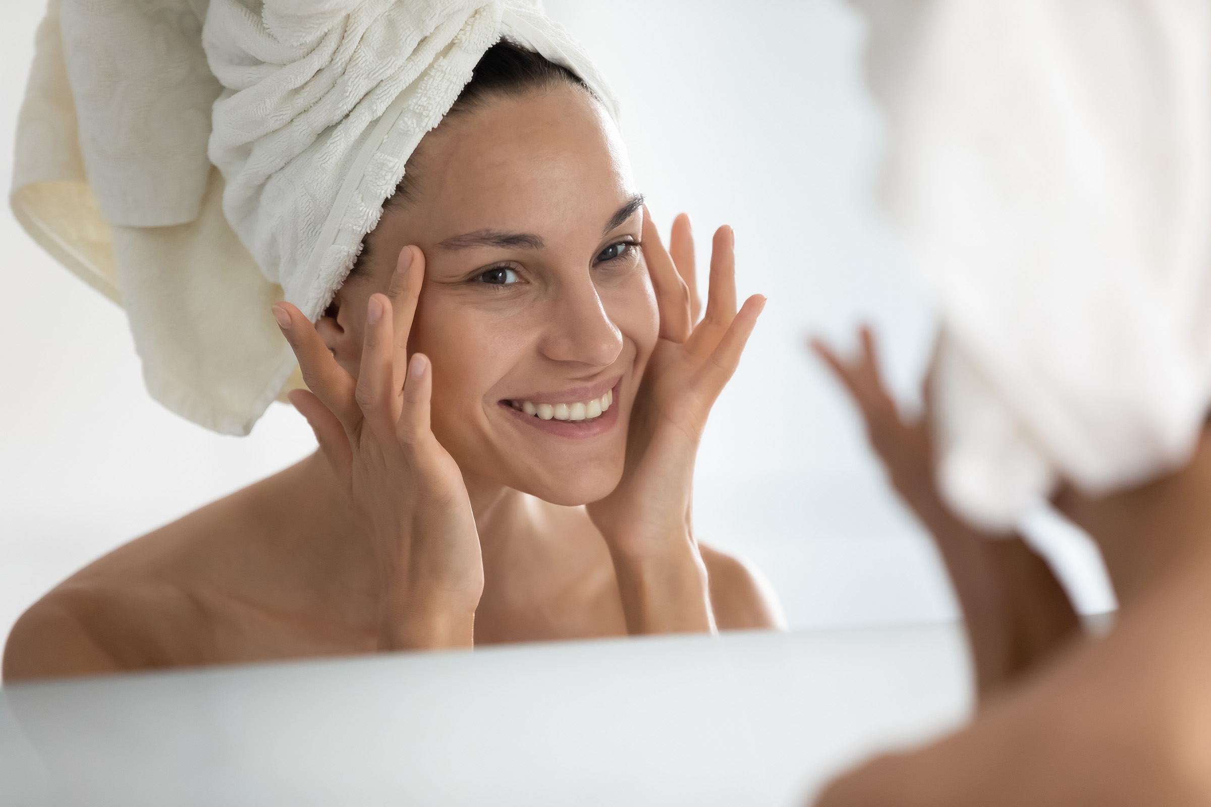 Mujer sonriente mirándose en el espejo