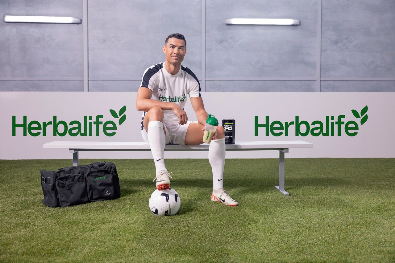 Cristiano Rolando bebiendo un batido de proteínas Herbalife