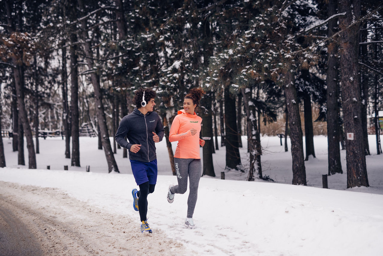 Pareja haciendo footing invierno