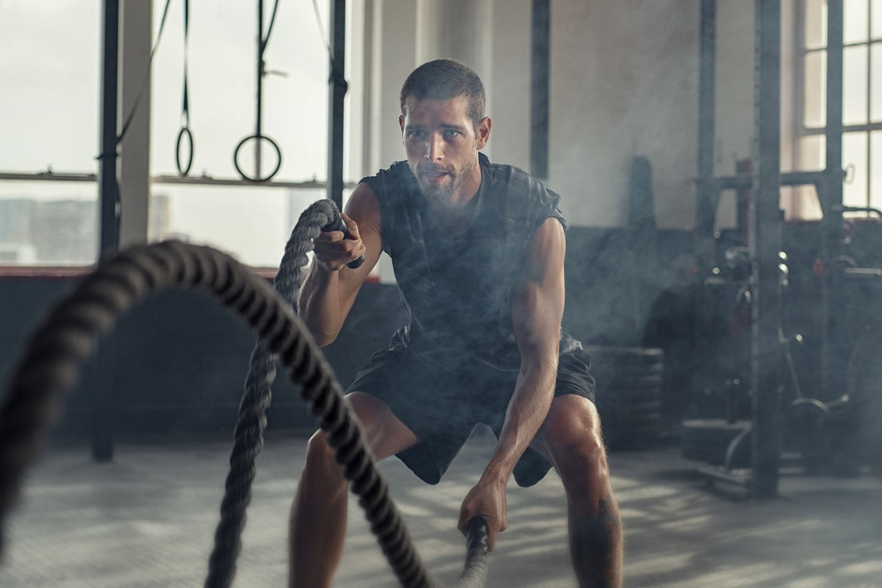 Un uomo che si allena con la corda in palestra