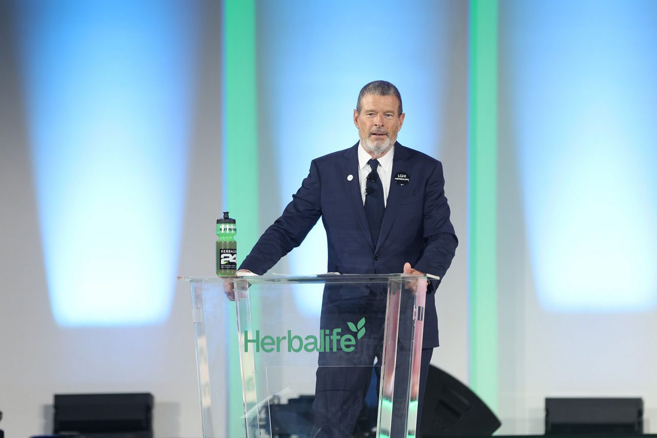 Michael Johnson, a Herbalife vezérigazgatója előadást tart a Honors Keynote-on