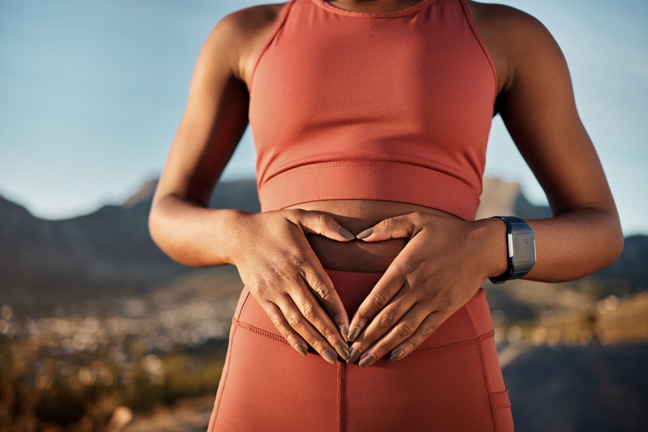 Una donna che fa una passeggiata all'aperto