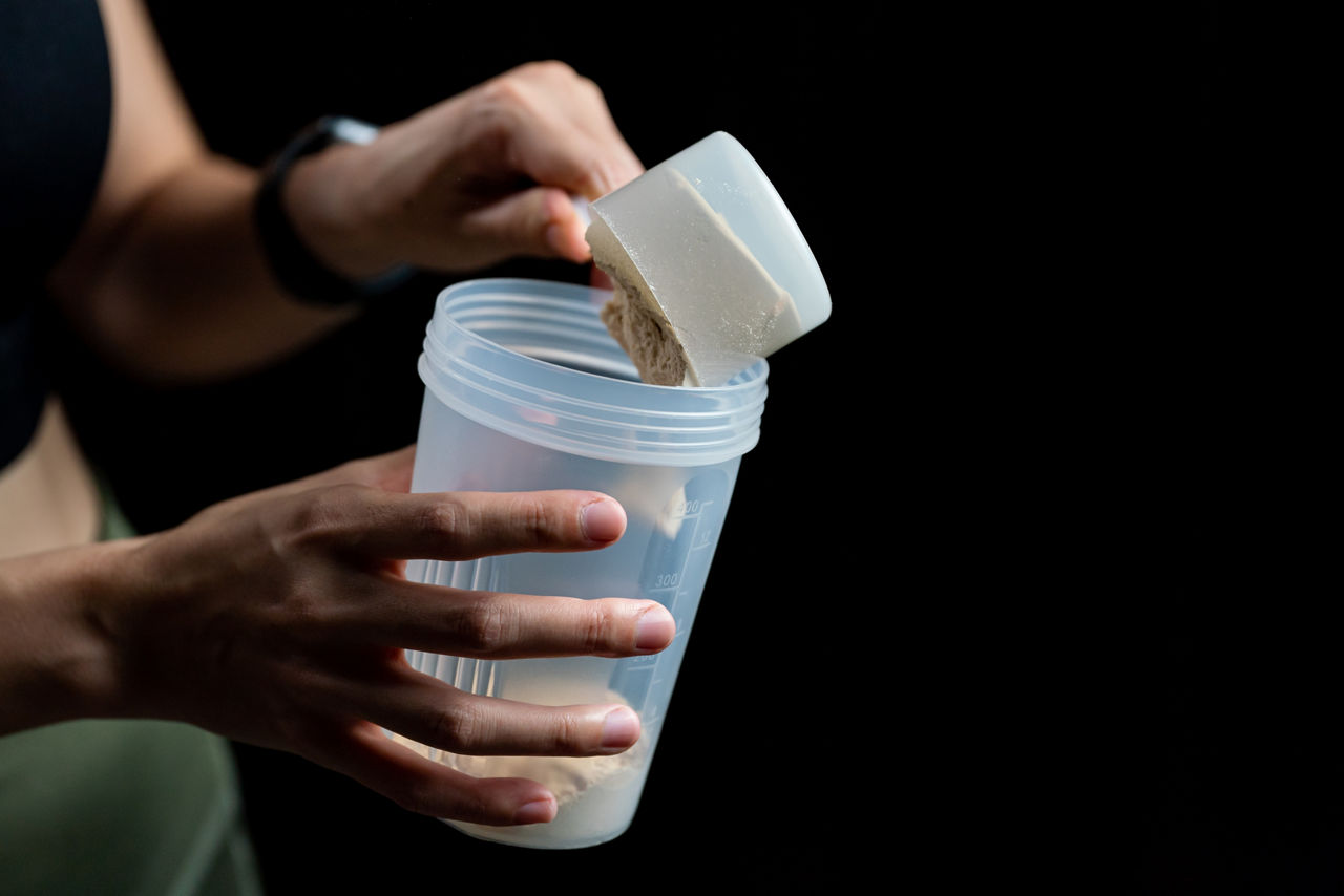 Une femme préparant un shake protéiné