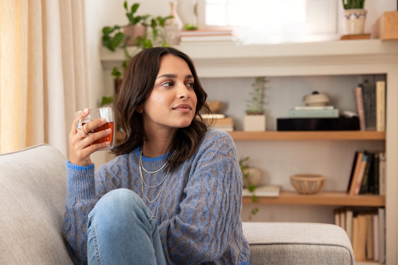 Woman drinking tea on the sofa