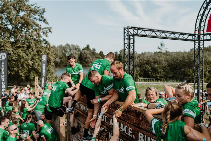 Mensen die deelnemen aan hindernisloop