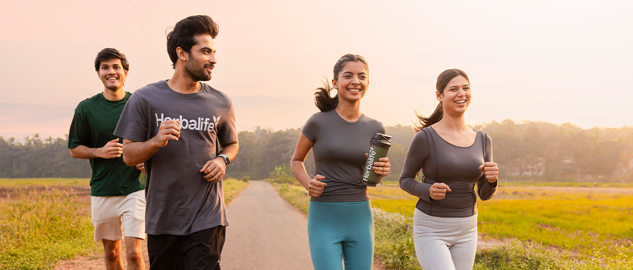 Des personnes font du jogging en plein air