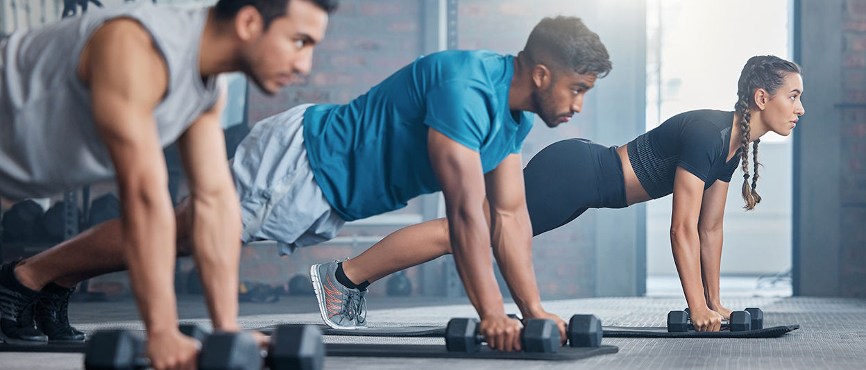 Persone che si allenano in palestra.