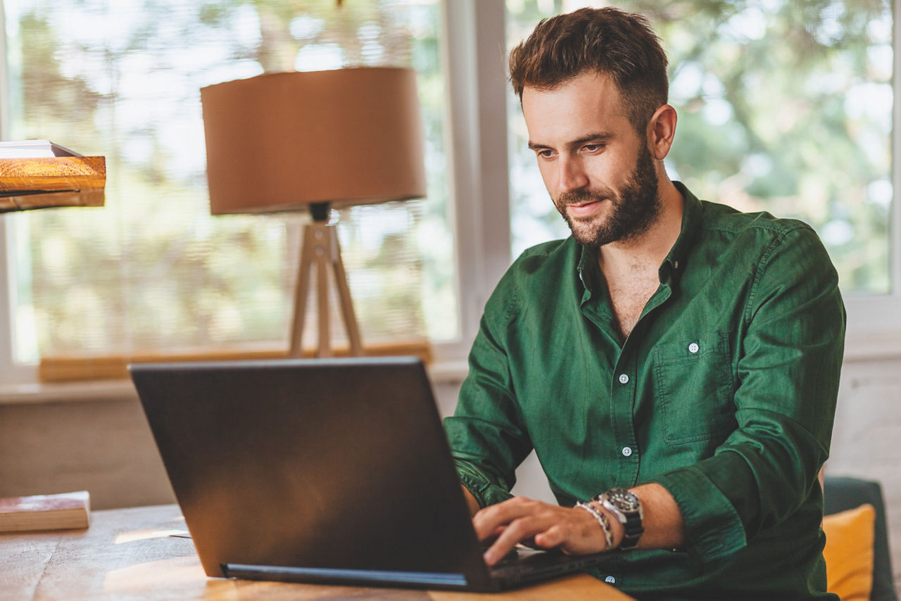 Man werkt voor een laptopscherm