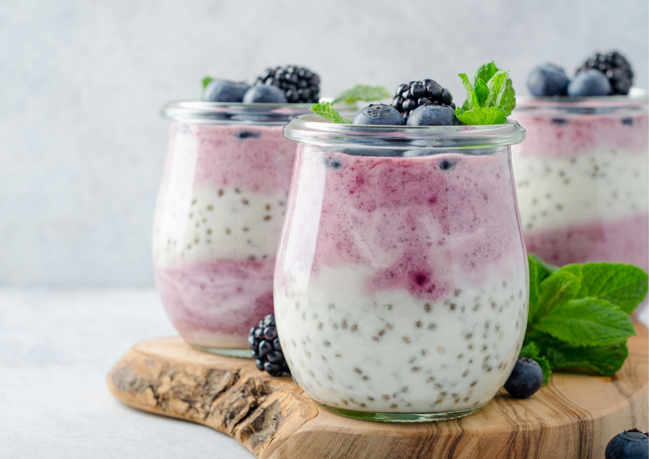 Un vassoio con barattoli pieni di muesli