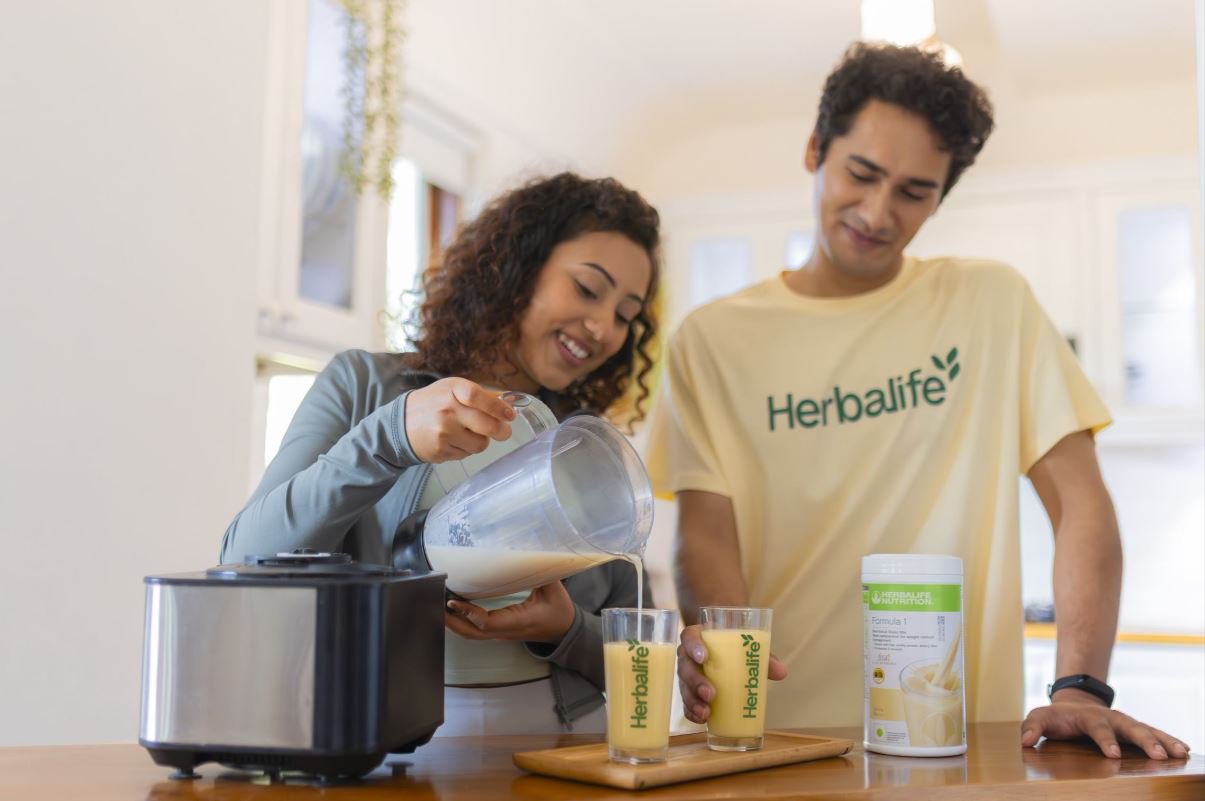 la pareja usando productos de Herbalife