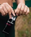 En kvinna håller i en Herbalife24 Prolong Energy Gel.